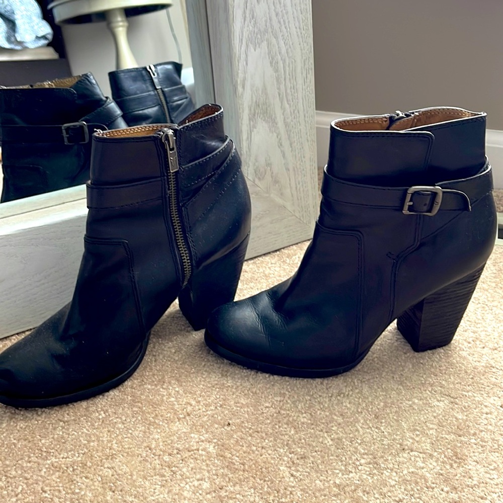❤️Gorgeous❤️ The perfect Frye heeled bootie!  Black leather size 8.5